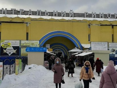 Два контейнери поруч на Центральному ринку Винница