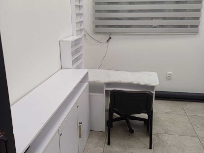 Здається місце для майстра манікюру Київ