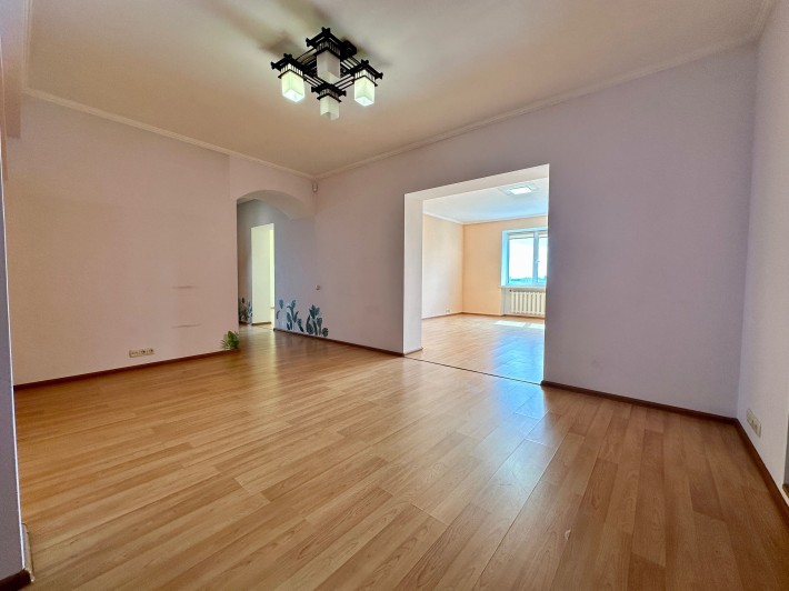 Видовий 3-к. офіс 85 м2 + 20 м2. Поруч метро Дарниця, Чернігівська. - фото 1