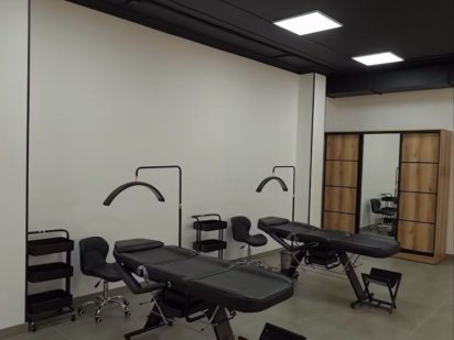 Оренда кушеток та візажних столів в коворкінгу Театральна СВІТЛО 24/7 Винница