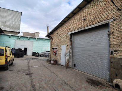 Под СТО подъемник, кран-балка. Киев