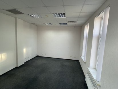 Оренда офісу біля метро на Подолі,25.6кв.м,в кабінеті є водопостачання Киев