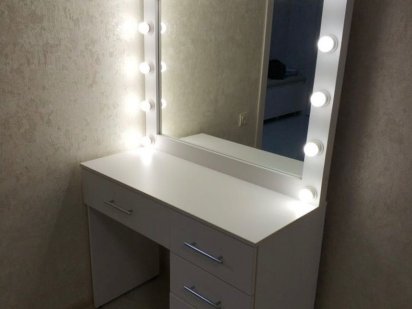 Сдається кушетка в салоні ,візажний столик