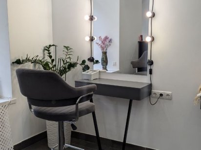 Сдається в оренду кабінет та місце для перукаря, візажиста, бровист