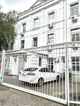 Здам офісну будівлю 698 кв.м.на Саксаганського 3 поверхи + мансарда - фото 1
