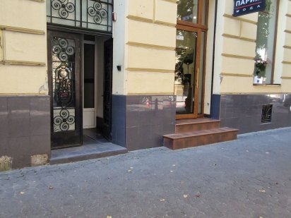 Оренда приміщення з фасадний входом на Січових Стрільців Львов