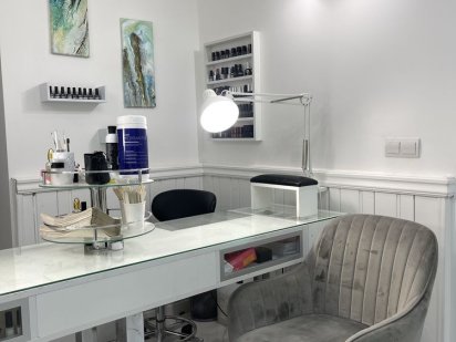 Оренда манікюрного столу також може бути з педикюром Львів