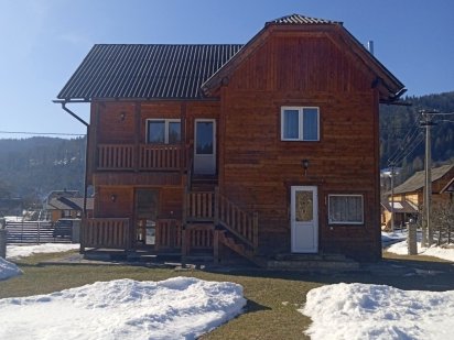 Здається 2 поверховий будинок сел Микуличин Микуличин