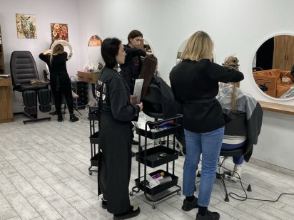 У оренду робоче місце для перукаря Винники