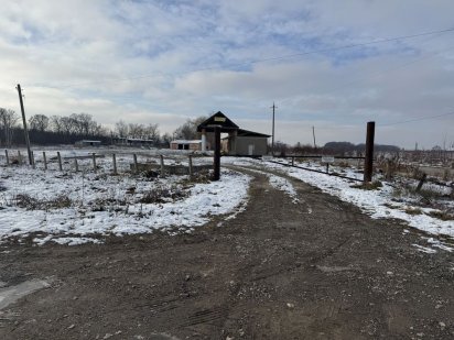 Продається земельна ділянка з будівлями Хотин