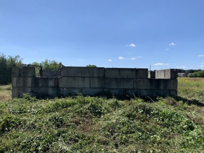 Земельна ділянка з розпочатим будівництвом