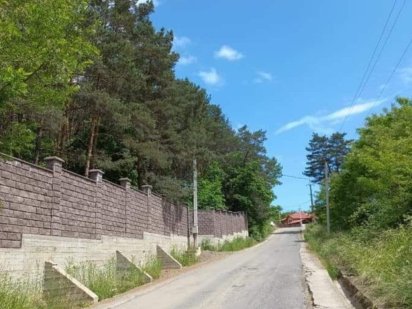 5  сотин, фасад 22м,  від в. Джерельна 100м, є легкий схил,поруч ліс