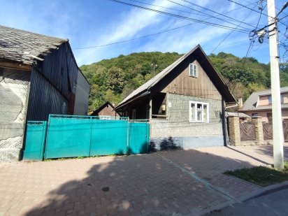 Земельна ділянка з житловим будинком в центрі міста Рахів Рахов