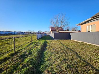 Земля у центрі Вовчинців з міськими комунікаціями Вовчинець