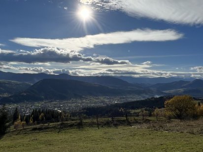 Ділянка в Карпатах з видом на Верховину та Чорногірський Хребет Верховина