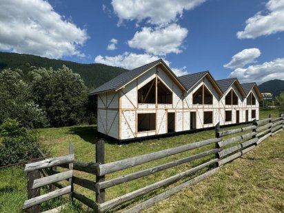 Земля з будинком біля річки. Верховина, гори «Карпати», Гуцульщина Верховина