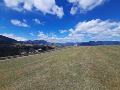 Земельна ділянка у Верховині між гір Верховина
