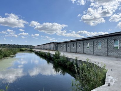 Продам земельну ділянку з нежитловими забудовами, Білогородка