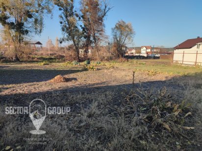 Центр села, виїзд на дві вулиці