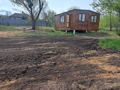 Земельна ділянка з житловою будівлею.