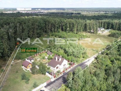 Стоянка продаж кутової ділянки 10 соток в оточенні лісу