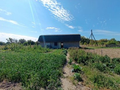 Продаж земельної ділянки 15 соток з будівлею.