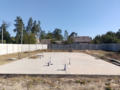 Огороджені 7 соток з фундаментом на 116 м2,світлом, та каналізацією.