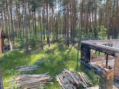 Ділянка з будинком в Котеджному містечку з ОХОРОНОЮ, соснами та Озером