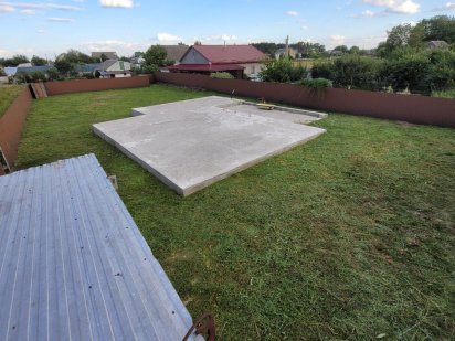 Ділянка під забудову з фундаментом та планом на будинок