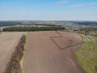 На відстані 1 км. від знаменитого села Хлепча. Ліс, Річка.6.18 Га. Великая Солтановка