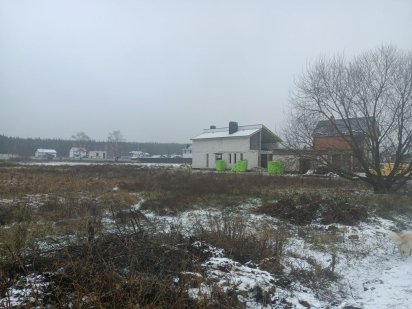 Ділянка біля блакитного озера