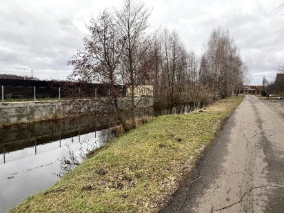 Ділянка біля водойми та лісу, асфальтована дорога
