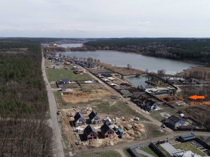 Круглик продаж ділянки з комунікаціями біля лісу та озера