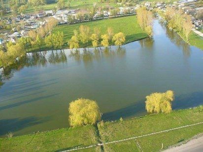 Требухів центр села 10 сот(з можливістю розділу)100 мет від озера