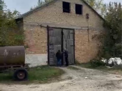 Продаж землі з будівлями Центр, по 400 за метр. Хотов