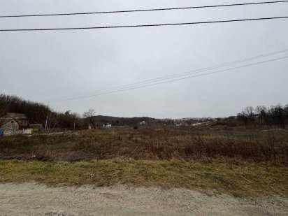 с.Хотів продаж ділянки 24 сот,вулиця забудована,комунікації поруч Хотов