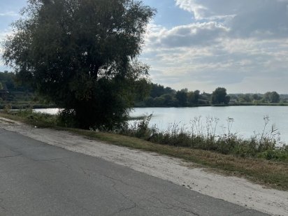Хотів 2.5га земельноі ділянки під забудову біля озера Хотов
