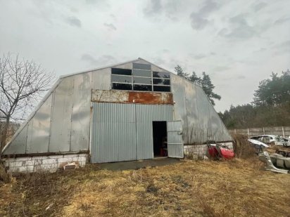 Продається земельна ділянка з металевим ангаром