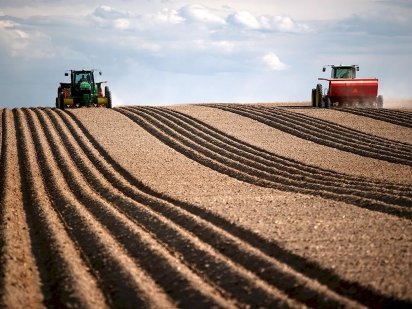 Пашня с техникой и хранением Ярмолинці