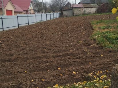 Продаю приватизований земельний участок в самому центрі Кіцманя. Кицмань