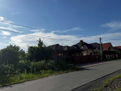 Продається кутова ділянка з ідеальною локацією під будівництво.