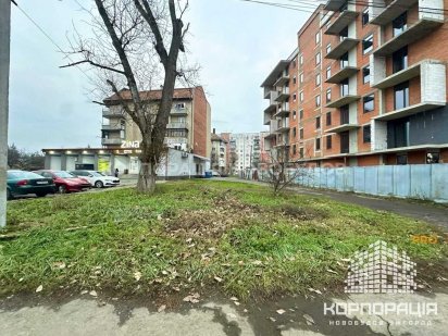 Продаж земельної ділянки біля центральної дороги неподалік від Центру