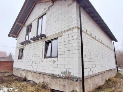 Продається земельна ділянка з недобудованими будинками