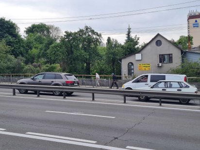 Фасадна ділянка з будинком у м. Києві (Караваєві Дачі) Киев