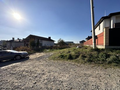 Продаж ділянки 8 соток, с. Зубра,(магазин Бригадир), всі комунікації