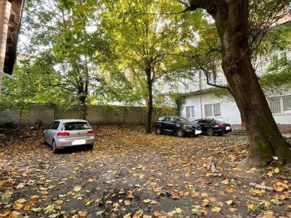 Продаж землі та будинку у центрі Львова