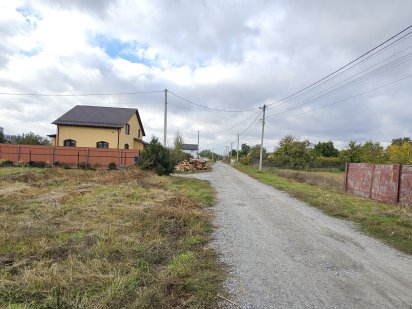 Ділиться на 2 ділянки ,  р-н 4 школи  з ЕЛЕКТРИКОЮ Бориспіль