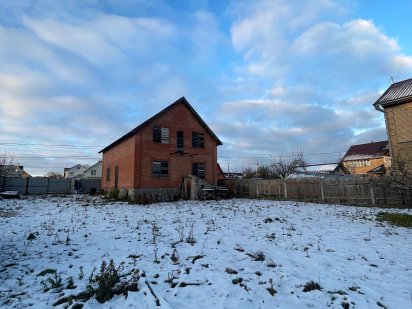 Земельна ділянка правильної форми з будинком