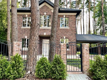 Дом в коттеджном городке в лесной Буче. Буча