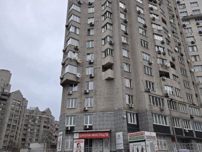 Паркомісце велике 33кв.м. вул. Княжий Затон 21  м.Осокорки паркінг Київ